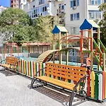 современная в аркадии с балконом и видом на море דירה