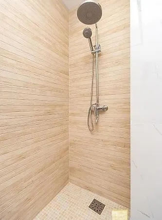 Apartman современная в аркадии с балконом и видом на море