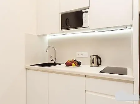 современная в аркадии с балконом и видом на море Apartman