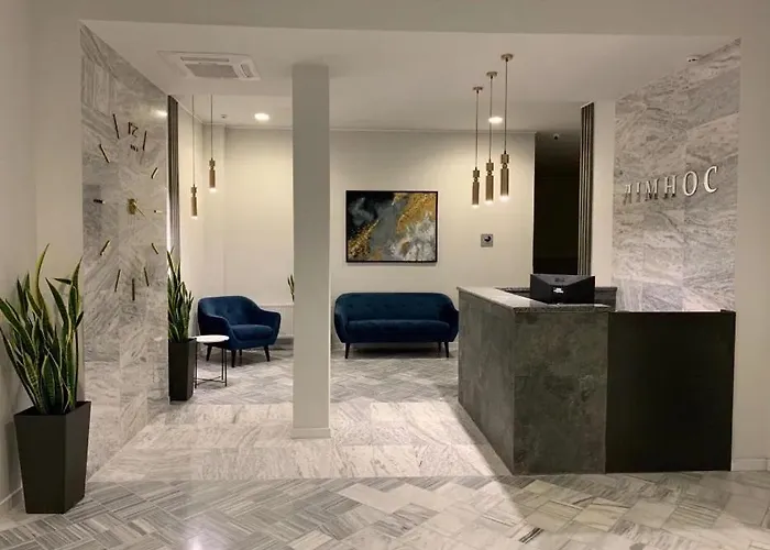 современная в аркадии с балконом и видом на море