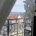 современная в аркадии с балконом и видом на море *