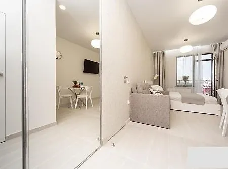современная в аркадии с балконом и видом на море Appartement *