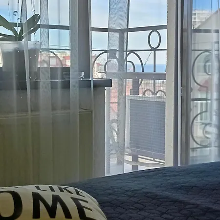 современная в аркадии с балконом и видом на море