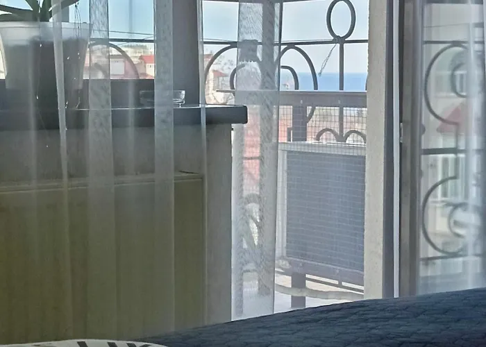 современная в аркадии с балконом и видом на море