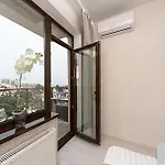 Apartman современная в аркадии с балконом и видом на море *