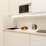 современная в аркадии с балконом и видом на море Apartman