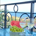 современная в аркадии с балконом и видом на море Apartman