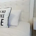 современная в аркадии с балконом и видом на море Apartman Odessza